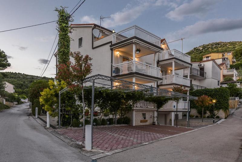 Apartments Luka - Trogir, Marina 150M From The Beach Εξωτερικό φωτογραφία