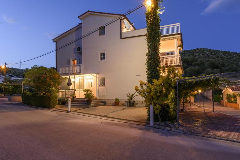 Apartments Luka - Trogir, Marina 150M From The Beach Εξωτερικό φωτογραφία